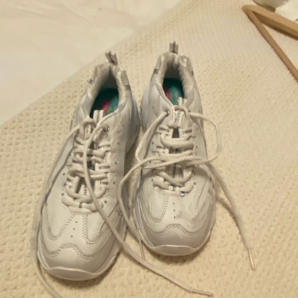 sketchers white shoe